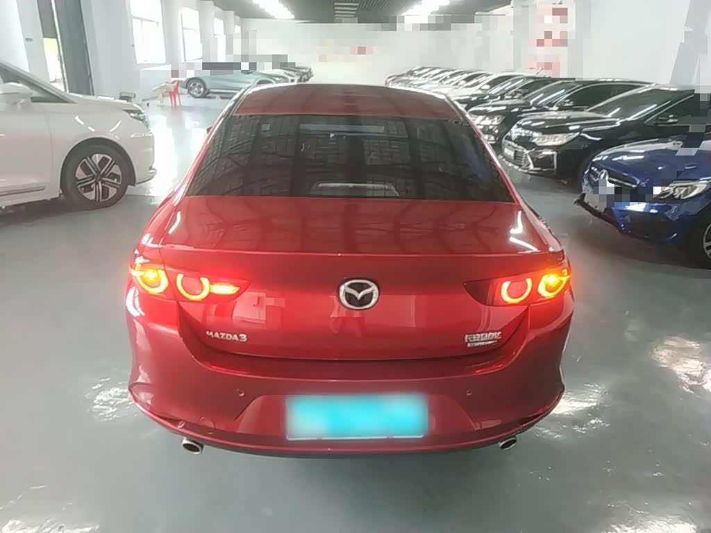 Mazda Mazda3 Axela 2.0 л 2021 г. красный/фиолетовый, пробег 32900 км