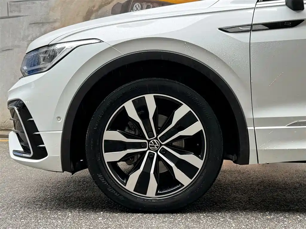 Volkswagen Tiguan L L 2023 380TSI AT R-Line 7 мест
