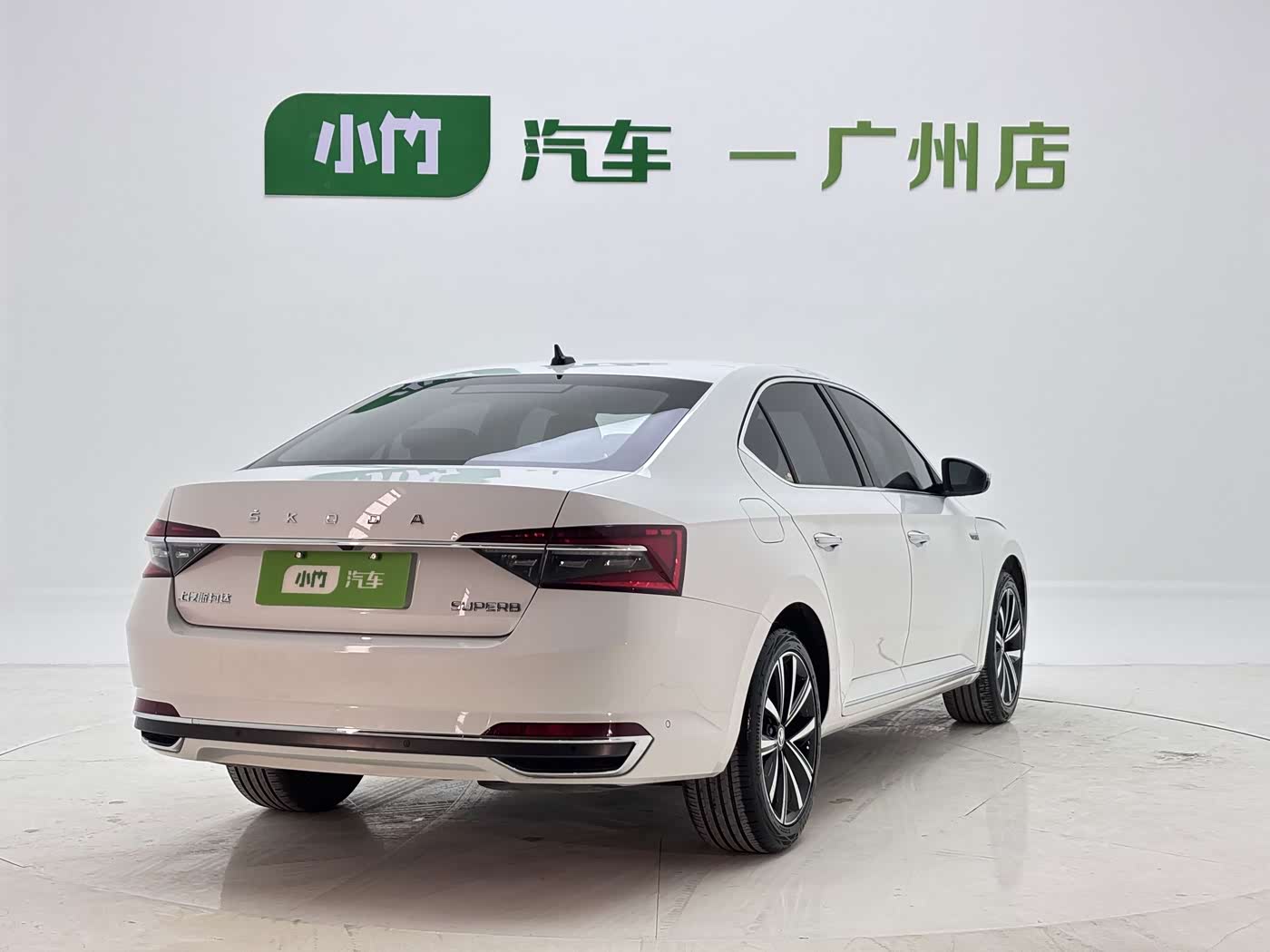 Skoda Superb 1.4 л 2023 г. Белый, пробег 25000 км