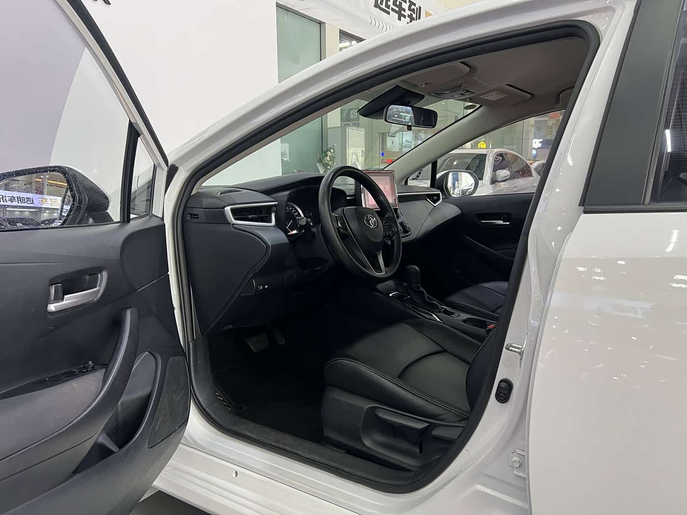 Toyota Corolla 1.2 л 2023 г. Белый, пробег 42000 км