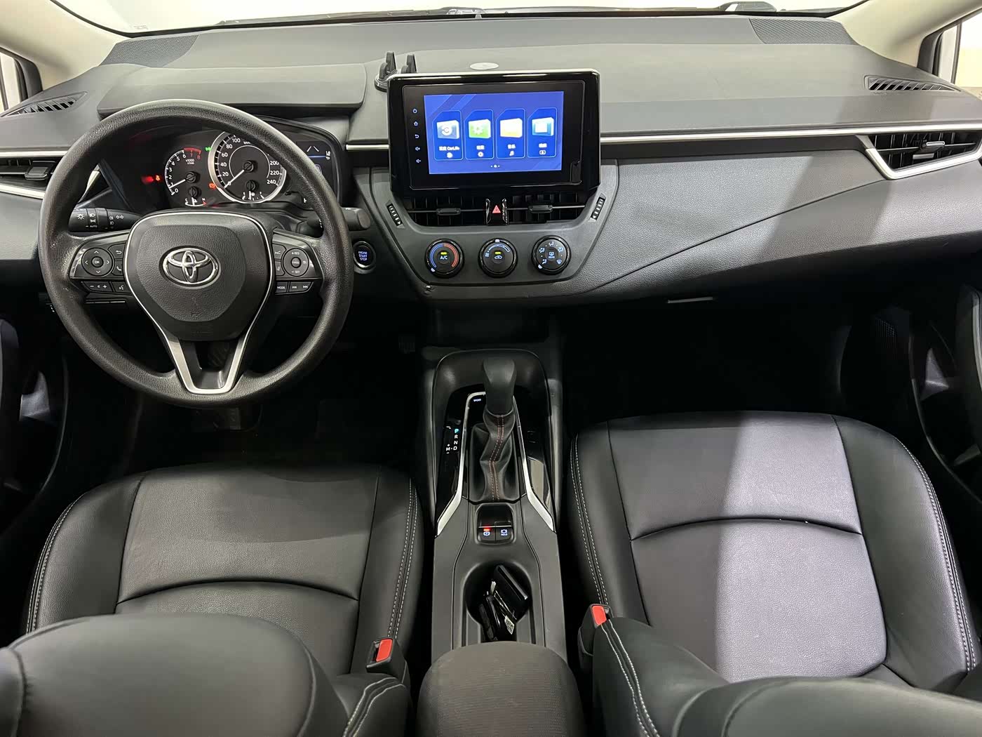 Toyota Corolla 1.2 л 2023 г. Белый, пробег 42000 км