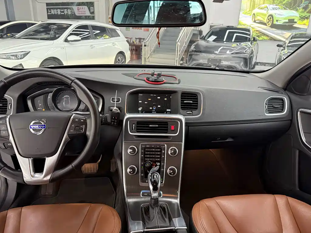 Volvo S60 PHEV — миниатюра 10