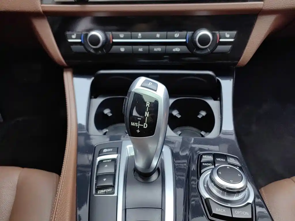 BMW 5 Series — миниатюра 13