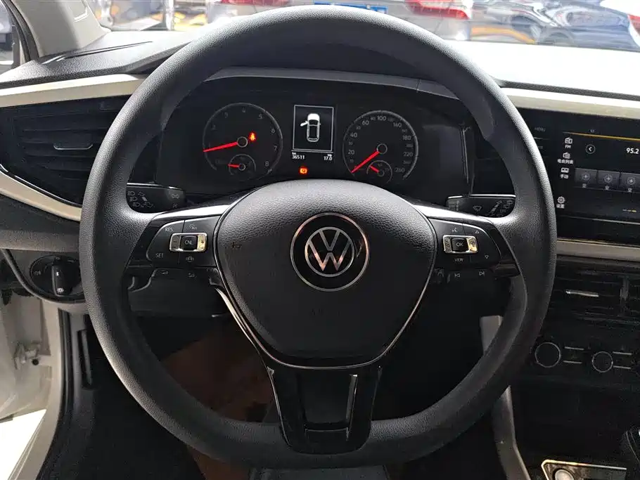 VOLKSWAGEN POLO