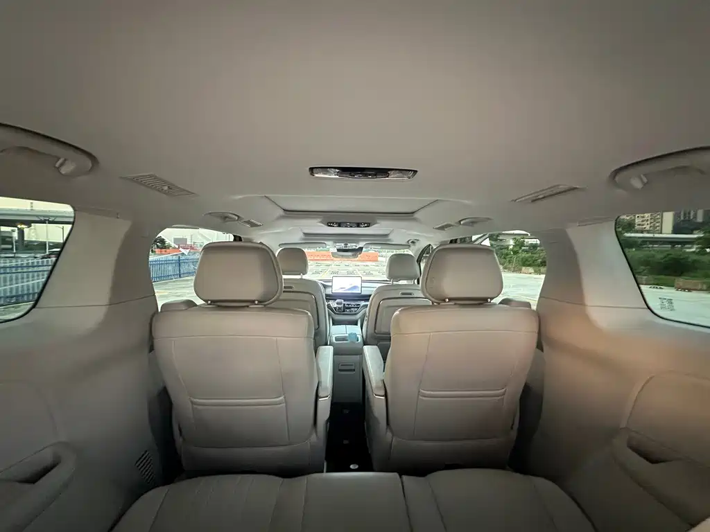 Roewe iMAX8 New Energy — миниатюра 17