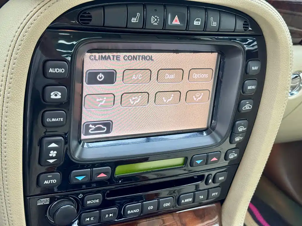 Jaguar XJ — миниатюра 11