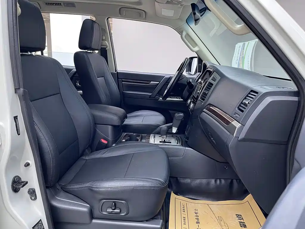 Mitsubishi Pajero (Import) — миниатюра 18