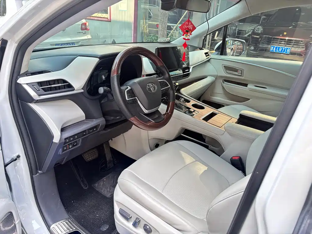 Toyota Granvia 2024 2.5L Comfort