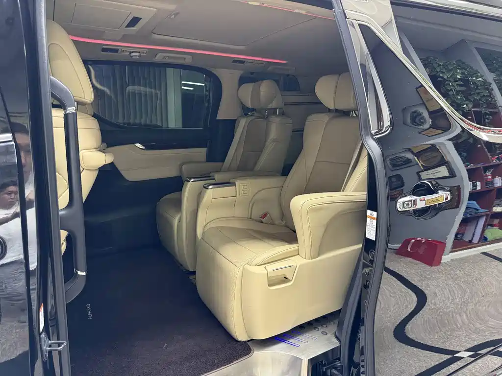 Toyota Alphard — миниатюра 23