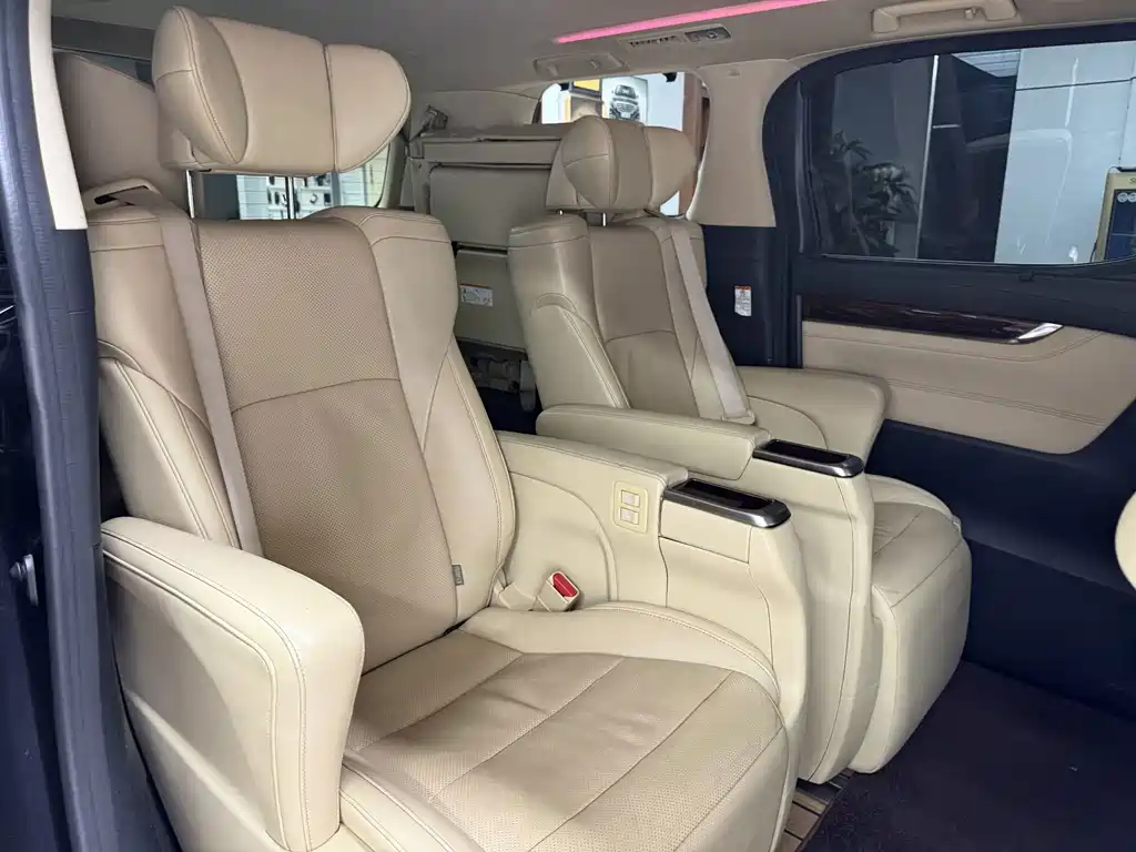 Toyota Alphard — миниатюра 27