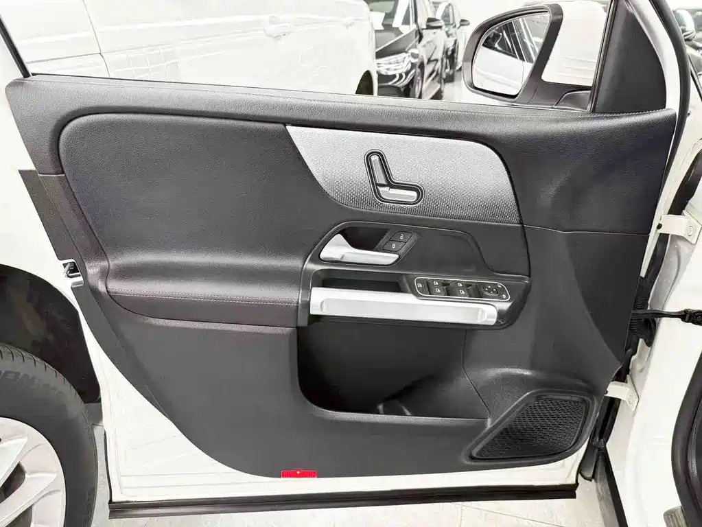 Mercedes-Benz GLB — миниатюра 10