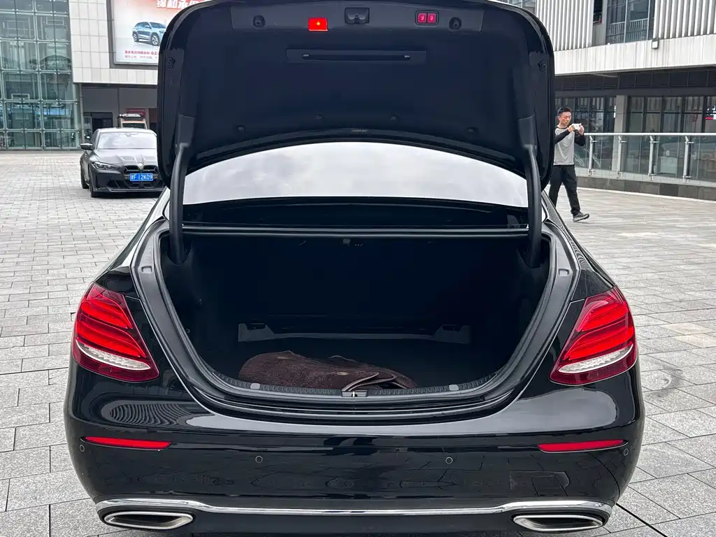 Mercedes-Benz E-Class — миниатюра 18