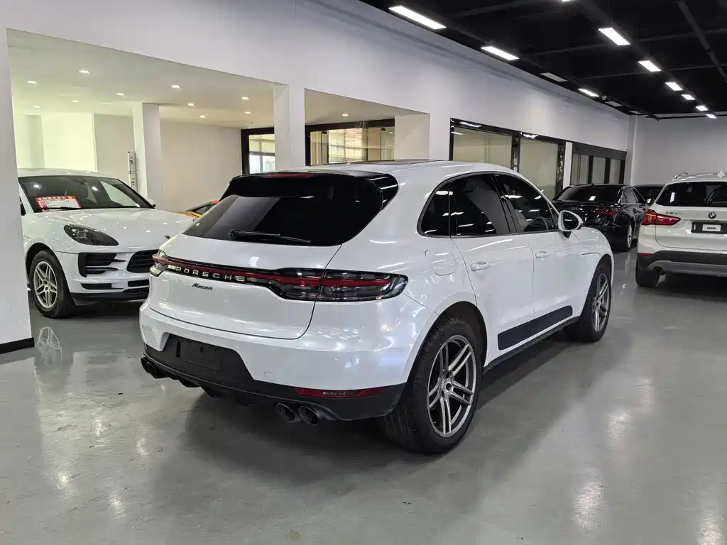 PORSCHE MACAN