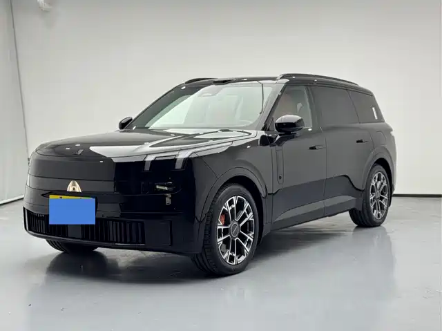 LYNK  & CO 900 2025