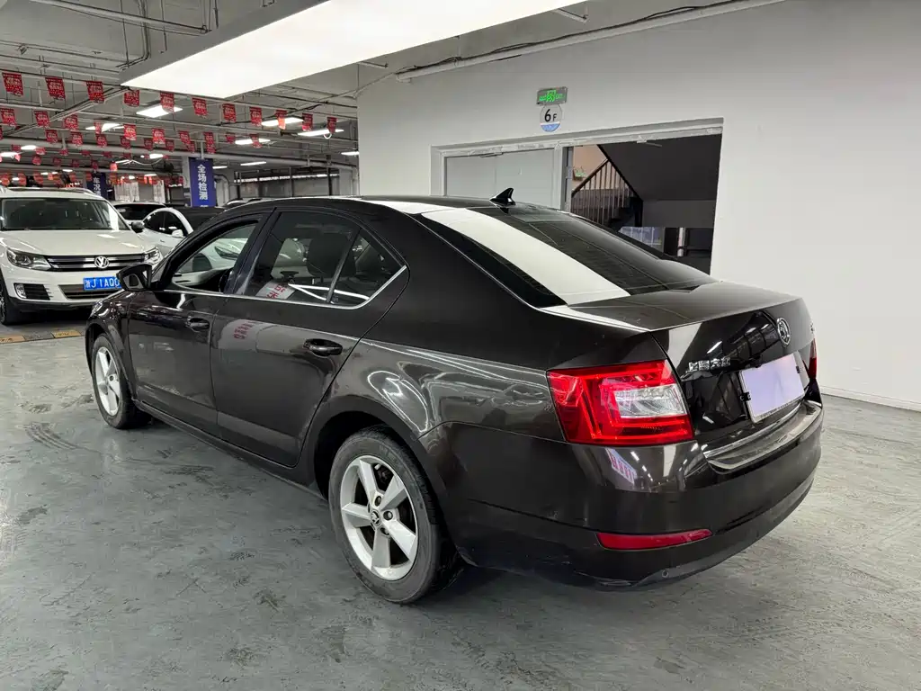 Skoda Octavia 2015 1.6L MT