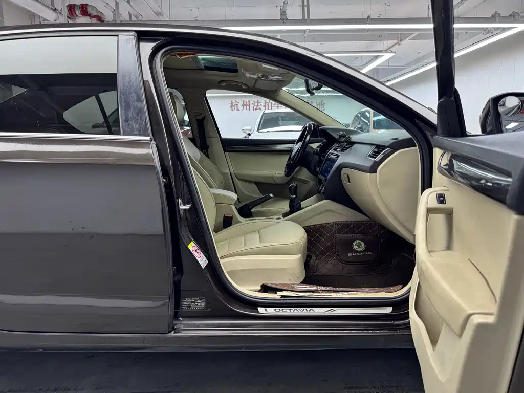 Skoda Octavia 2015 1.6L MT