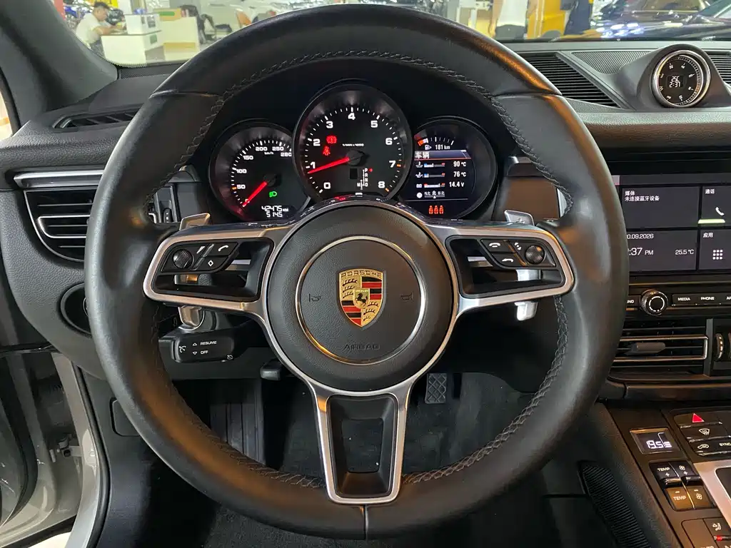 Porsche Macan — миниатюра 9