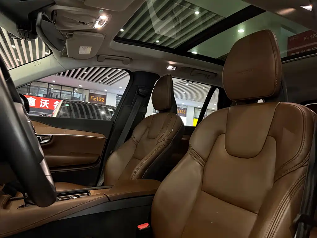 Volvo XC90 — миниатюра 8