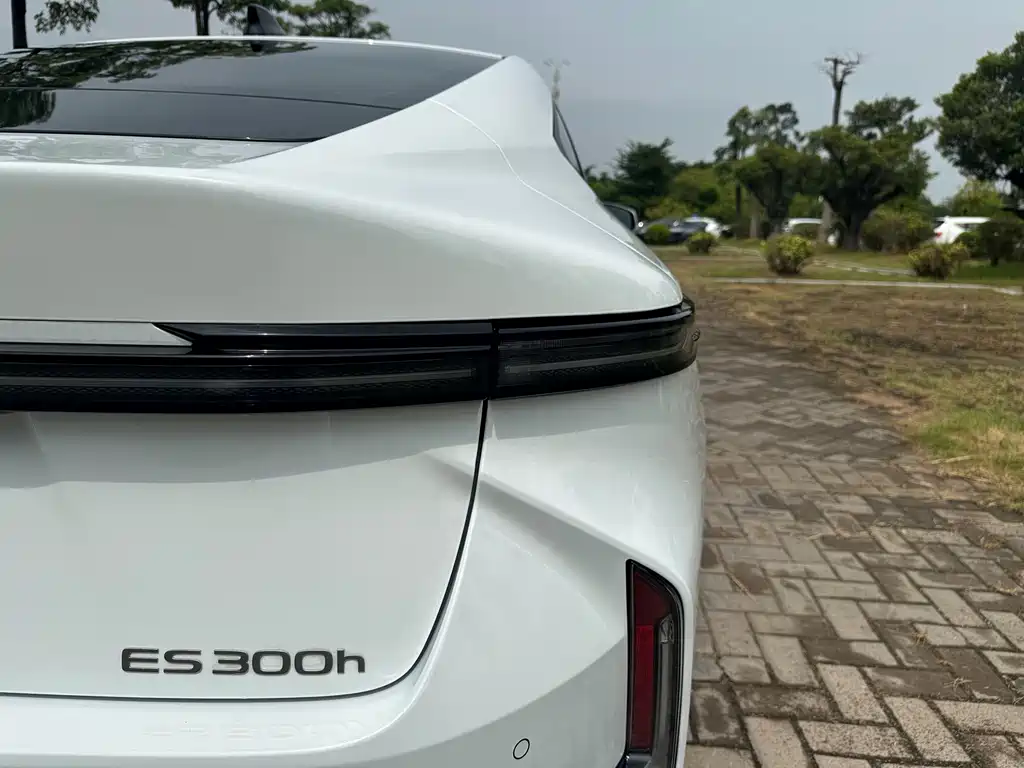 Lexus ES — миниатюра 23