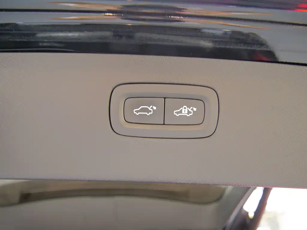 Volvo XC90 — миниатюра 10