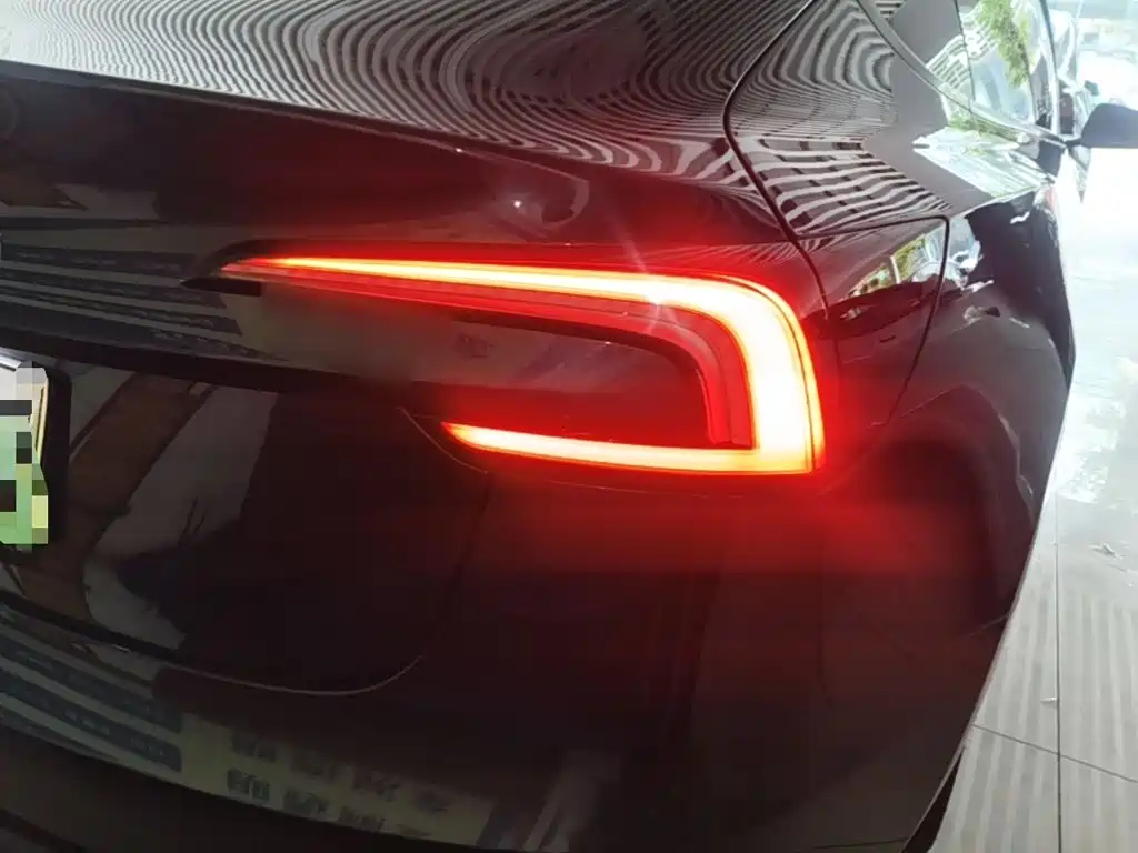 Tesla Model 3 — миниатюра 8