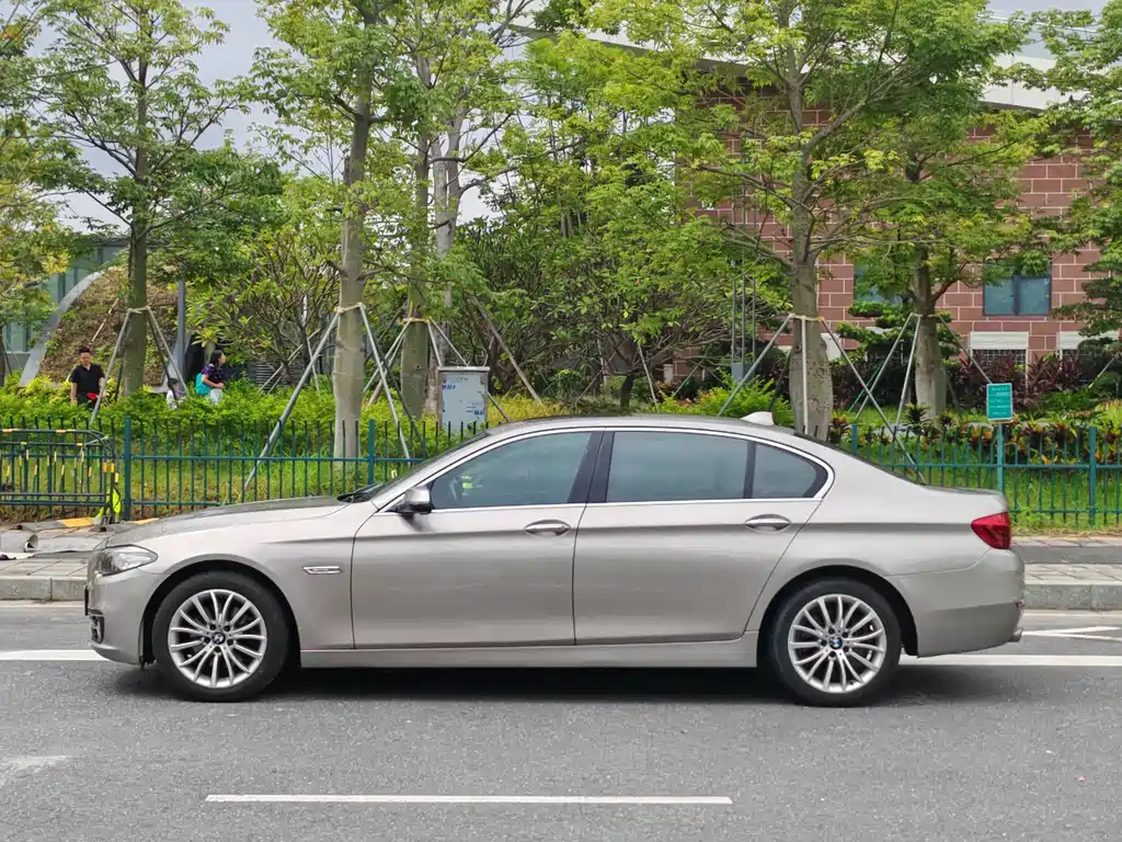 BMW 5 Series — миниатюра 4