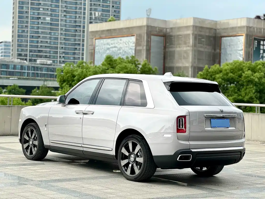 Rolls-Royce Cullinan 2024 мест