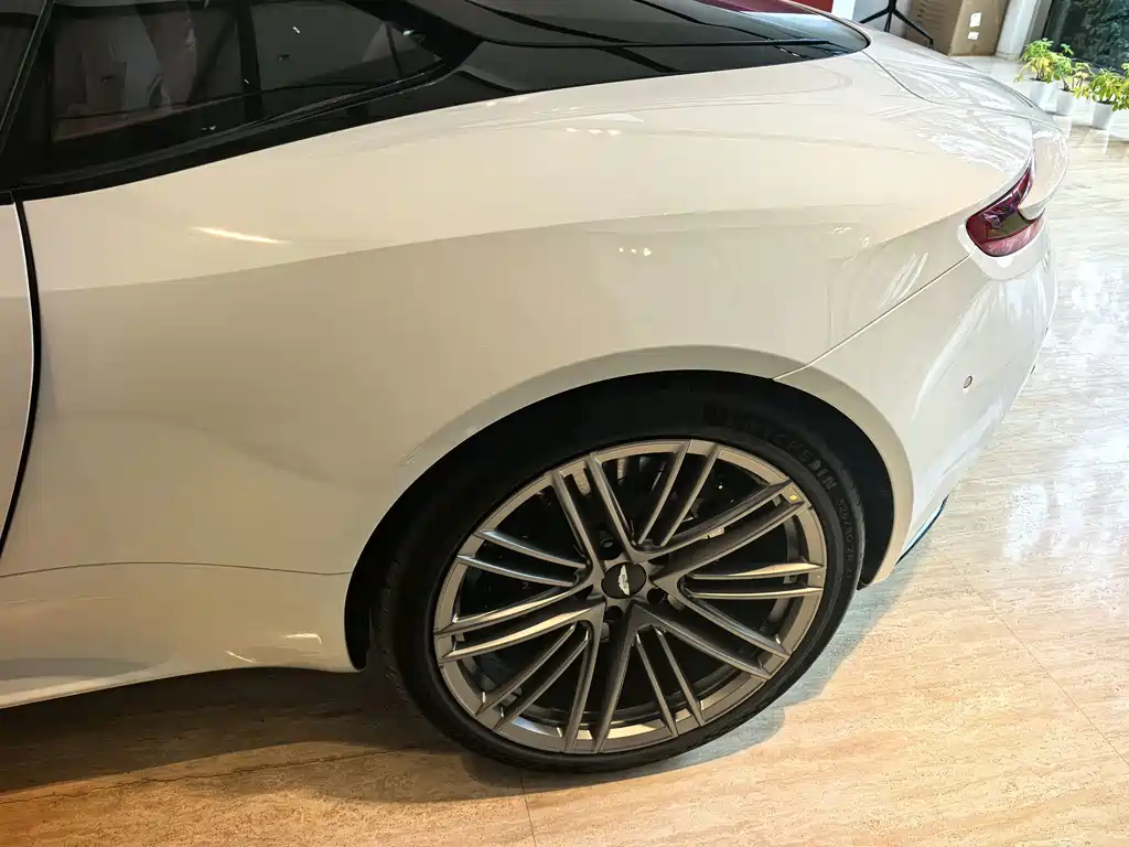 Aston Martin DB12 — миниатюра 7