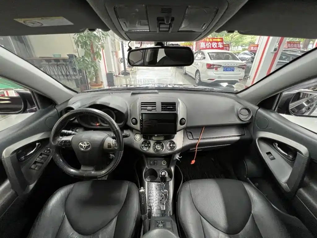 Toyota RAV4 — миниатюра 4