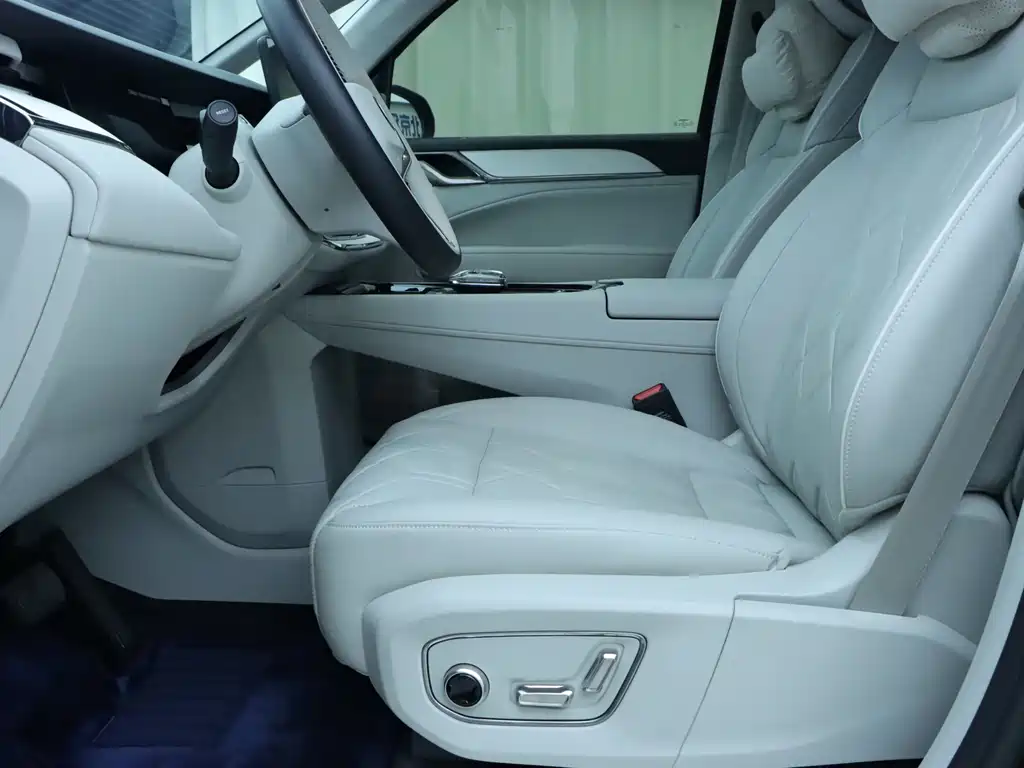 Volvo EM90 2025 Ultra мест
