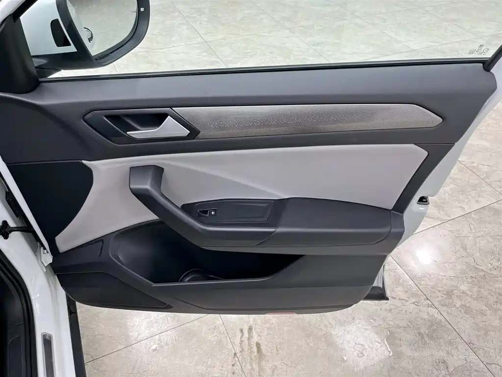 VOLKSWAGEN T ROC EXPLORING SONGS