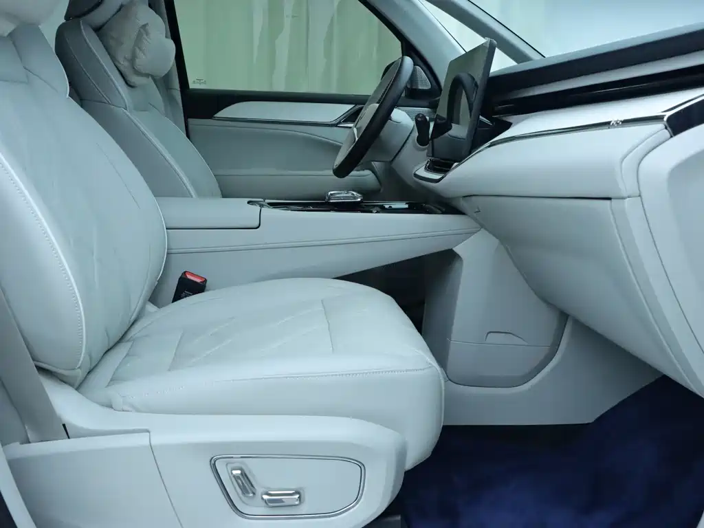 Volvo EM90 2025 Ultra мест