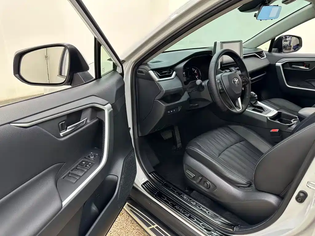 Toyota RAV4 — миниатюра 17