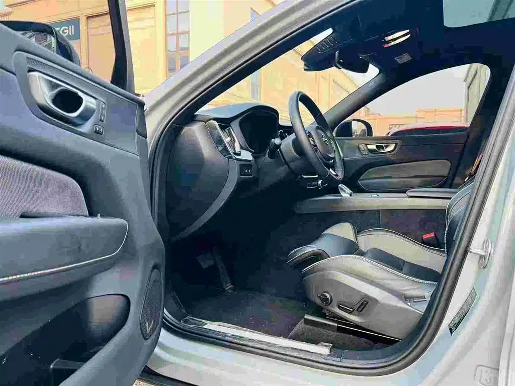 Volvo XC60 PHEV — миниатюра 7