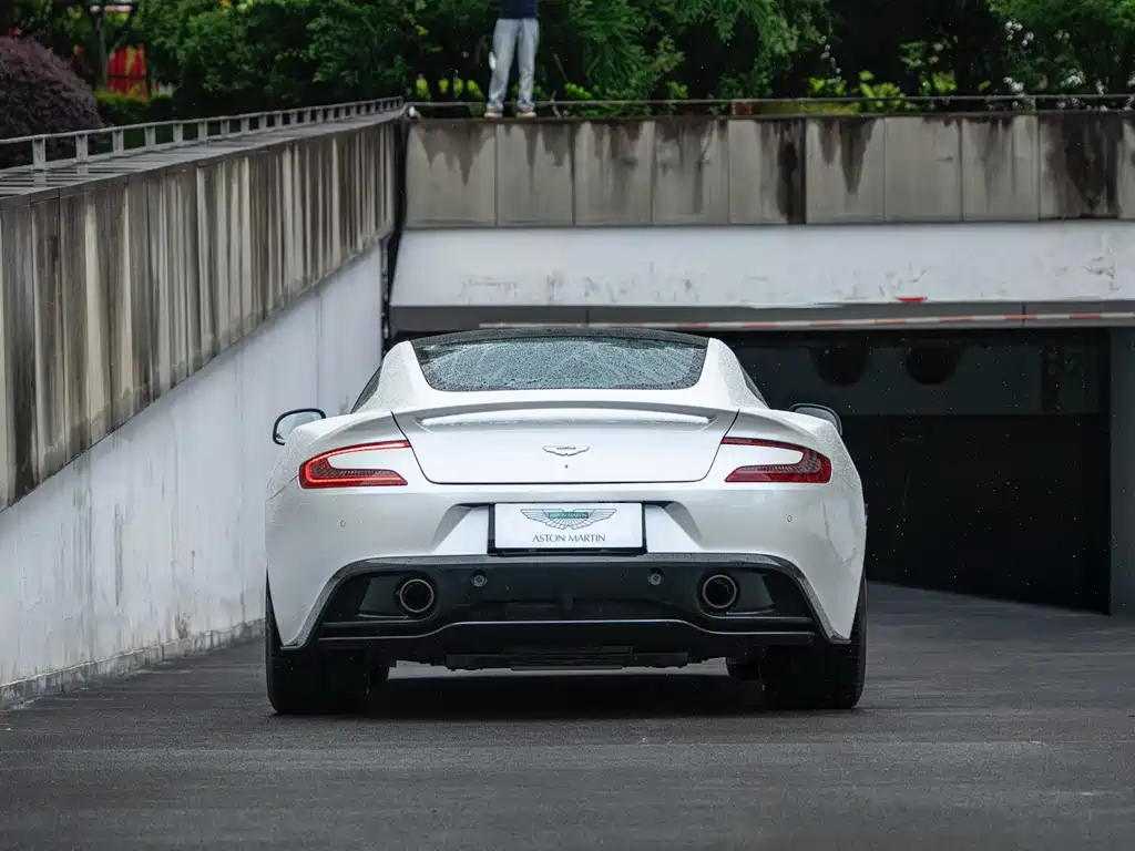 Aston Martin Vanquish — миниатюра 11
