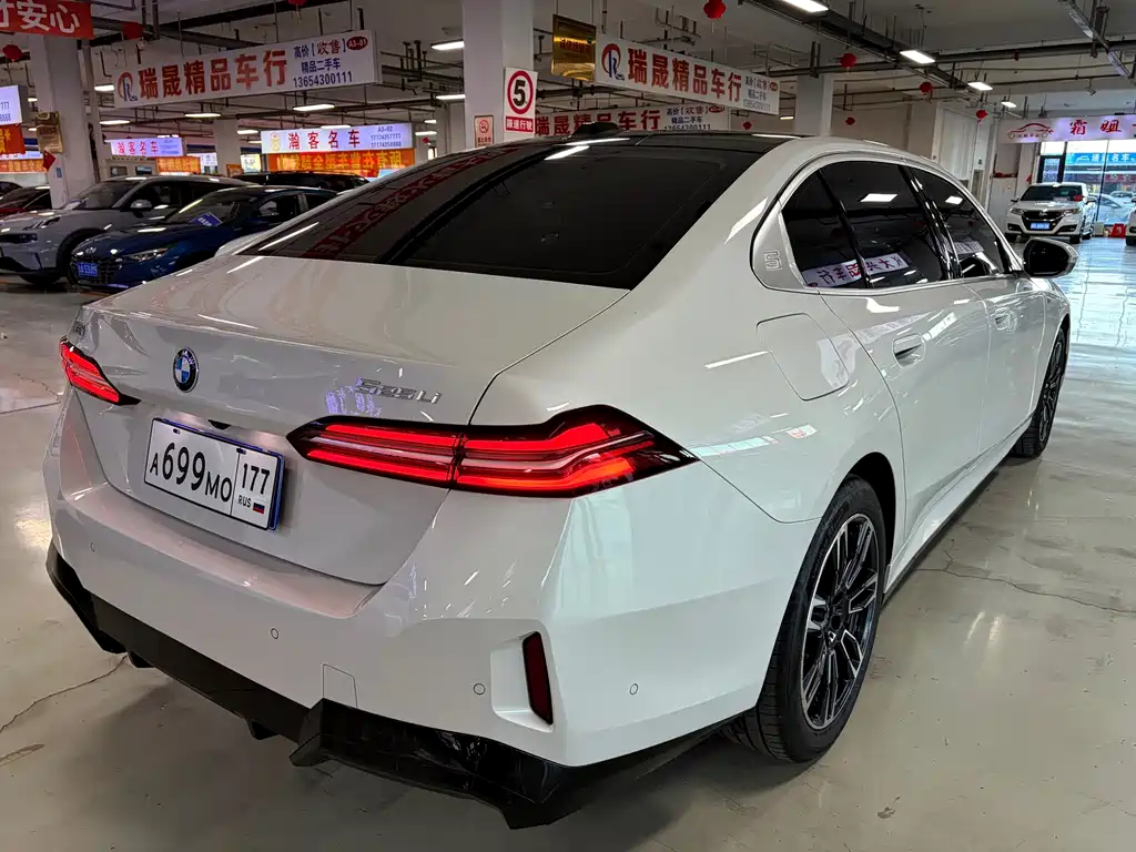 BMW 5 Series — миниатюра 7