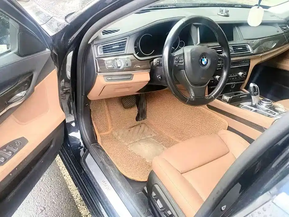 BMW 7 Series — миниатюра 7