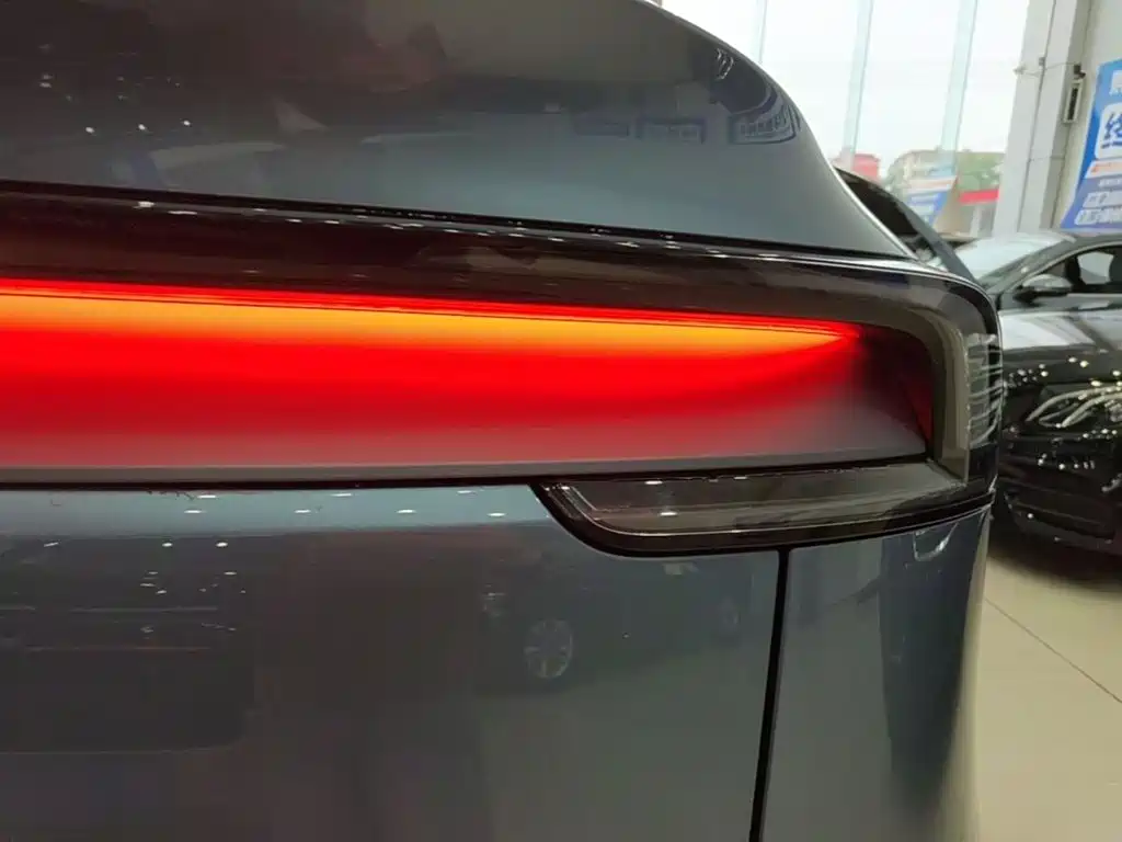 Tesla Model Y L — миниатюра 8
