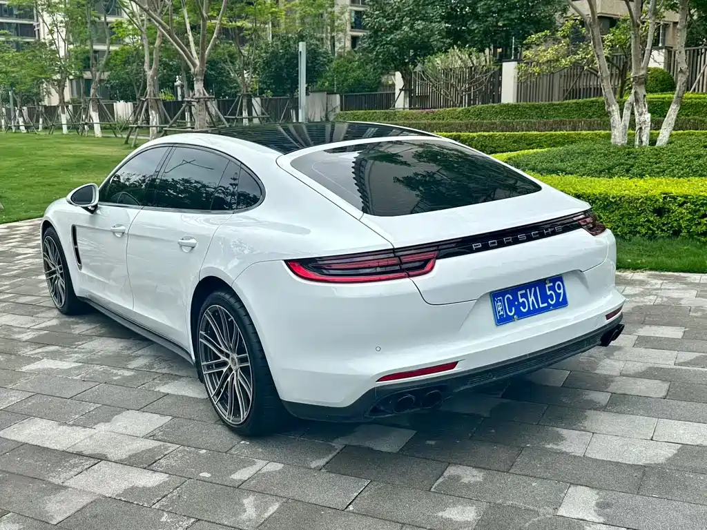 PORSCHE PANAMERA