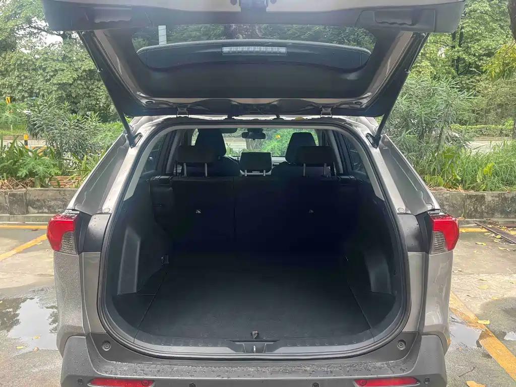 Toyota RAV4 — миниатюра 7