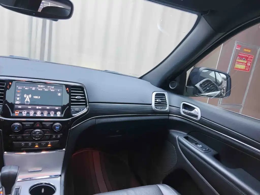 Jeep Grand Cherokee (Import) — миниатюра 11