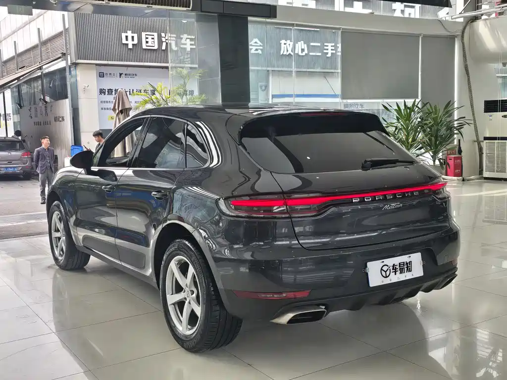 PORSCHE MACAN