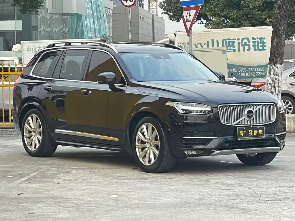 VOLVO XC90
