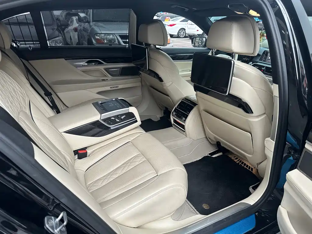 BMW 7 Series — миниатюра 4
