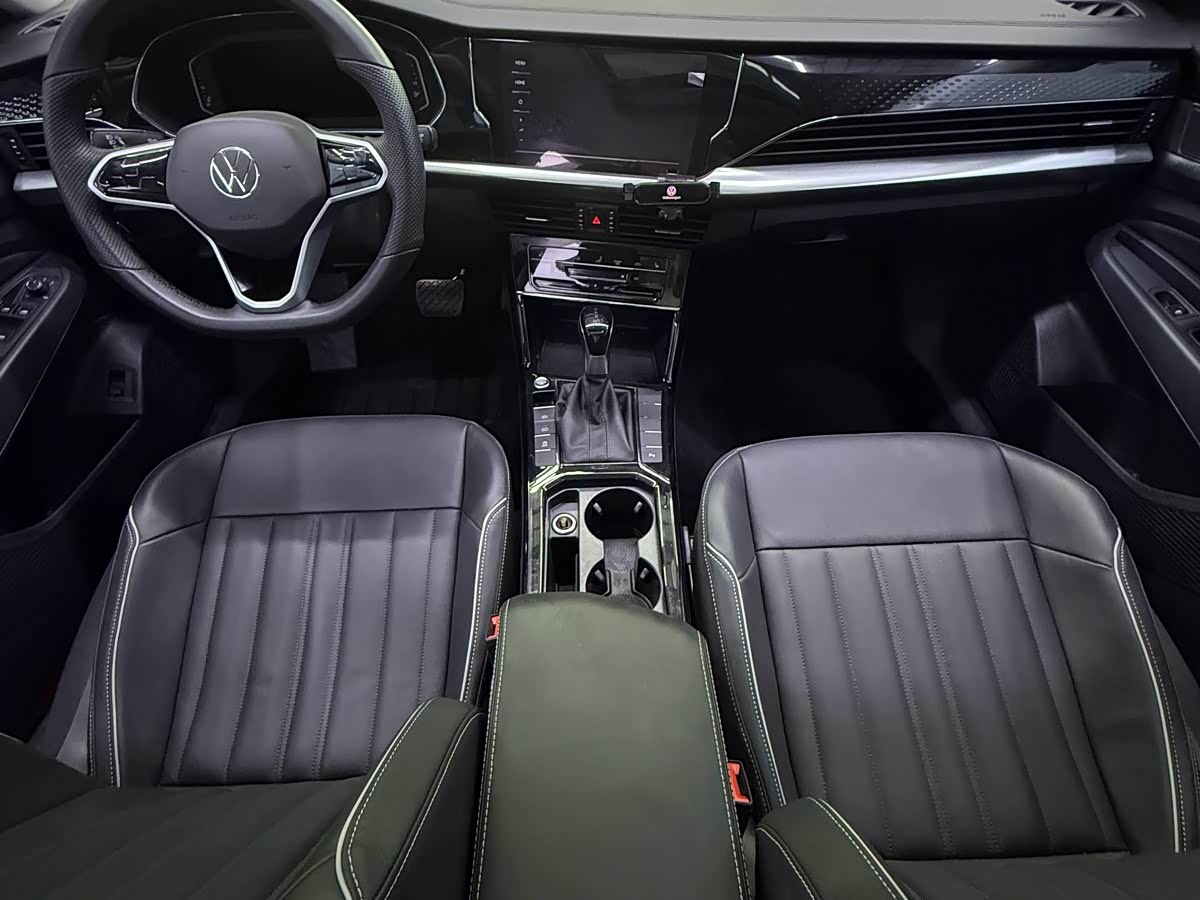 Volkswagen Passat 1.4 л 2023 г. Чёрный, пробег 28000 км