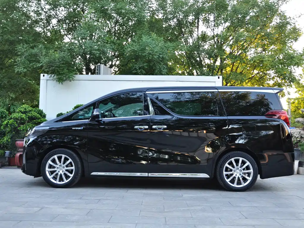 Toyota Alphard — миниатюра 3