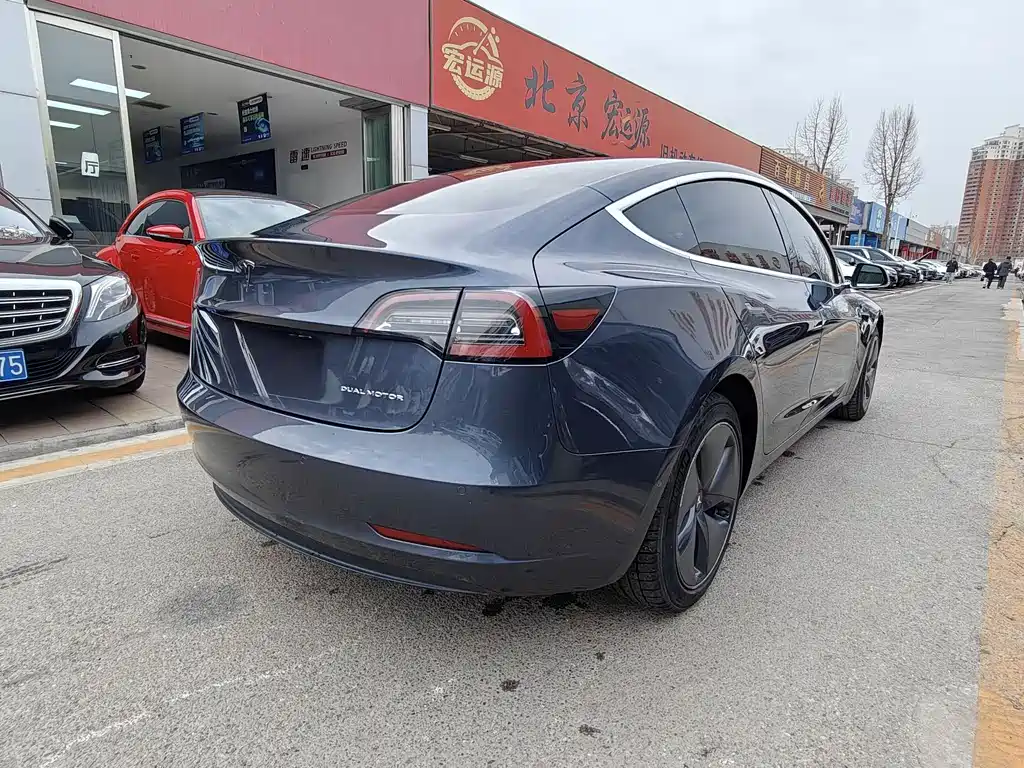 TESLA MODEL 3