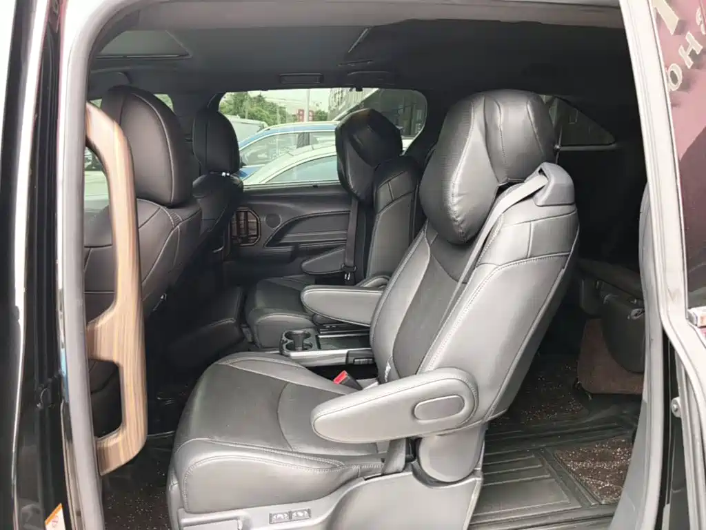 Toyota Sienna — миниатюра 17