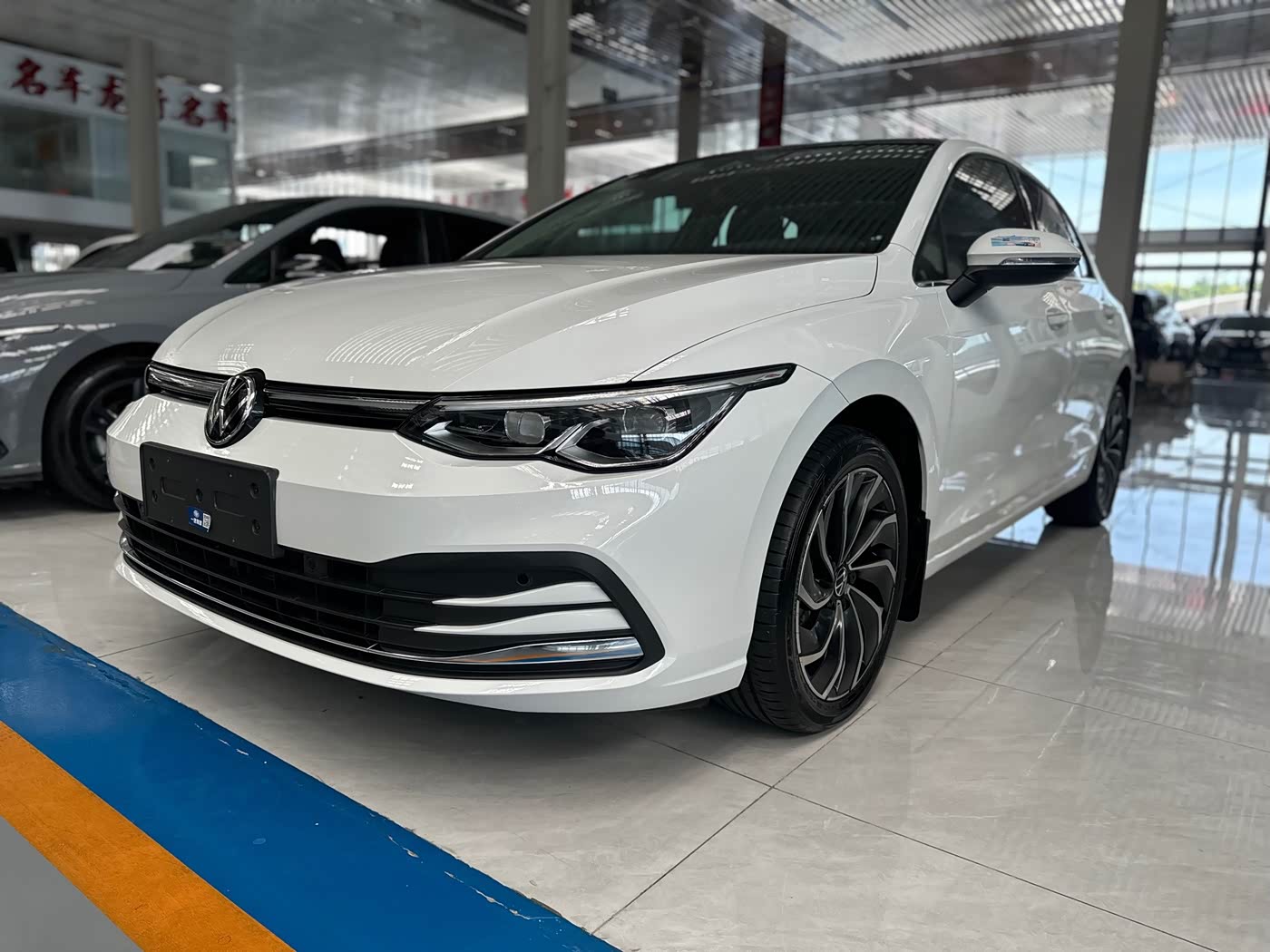 Volkswagen Golf 1.4 л 2022 г. Белый, пробег 27000 км