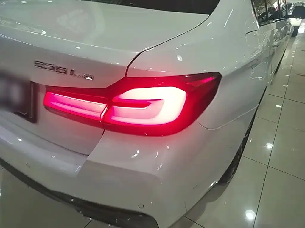 BMW 5 Series New Energy — миниатюра 8
